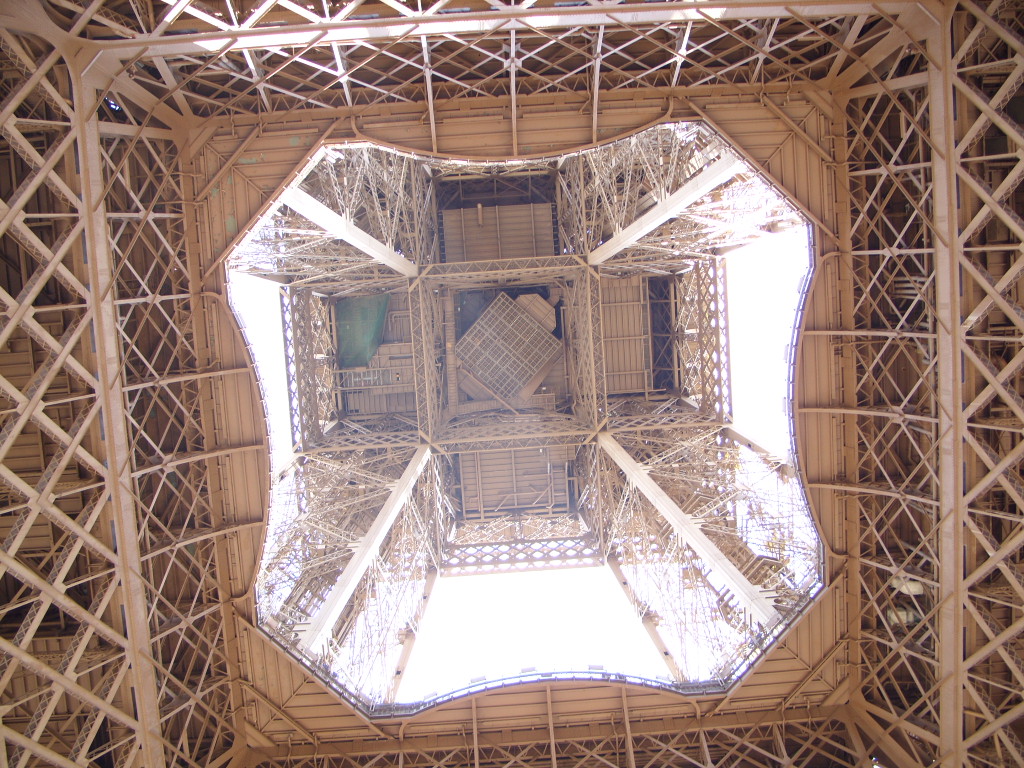 048 - neosvícená Eiffelova věž